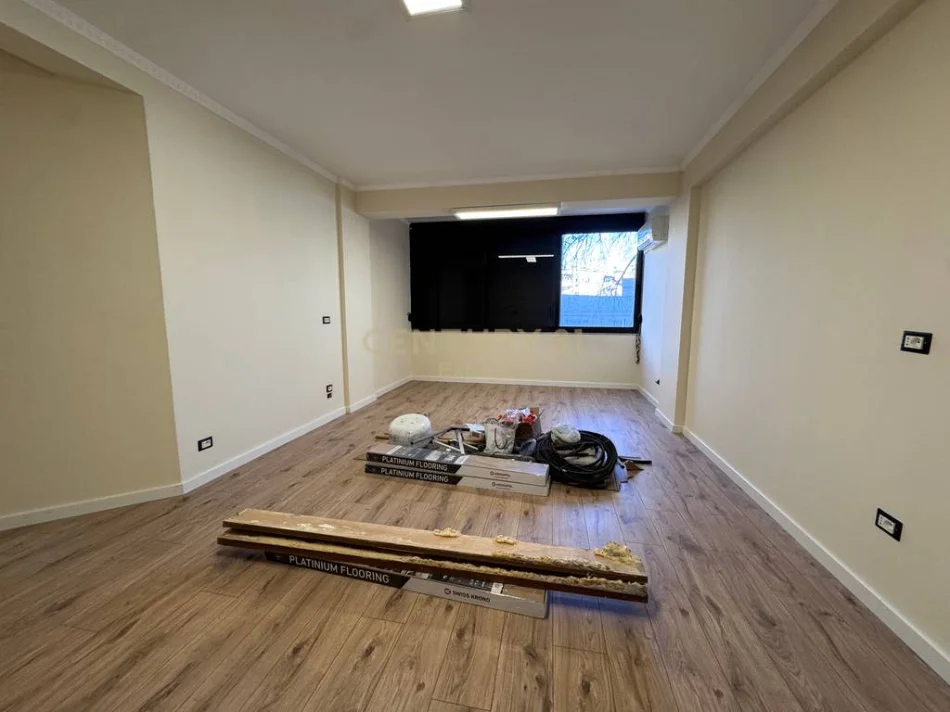 Tirane, jepet me qera ambjent biznesi Kati 1, 106 m² 1.500 € 