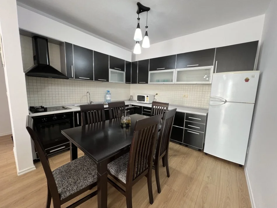 Tirane, jepet me qera apartament 2+1+Ballkon Kati 5, 100 m² 750 € (Rruga Pjeter Bogdani)