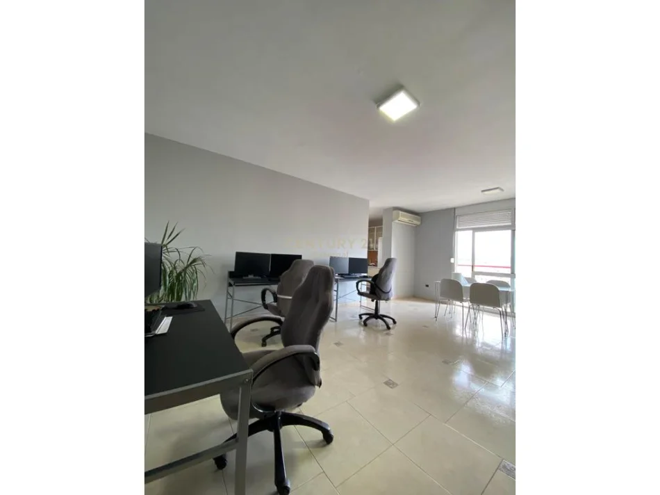 Tirane, jepet me qera zyre Kati 11, 120 m² 1.000 € 