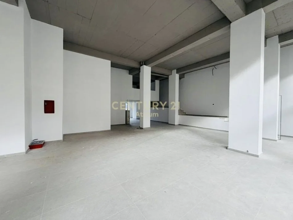Tirane, jepet me qera ambjent biznesi Kati 0, 413 m² 4.500 € (Bryli)