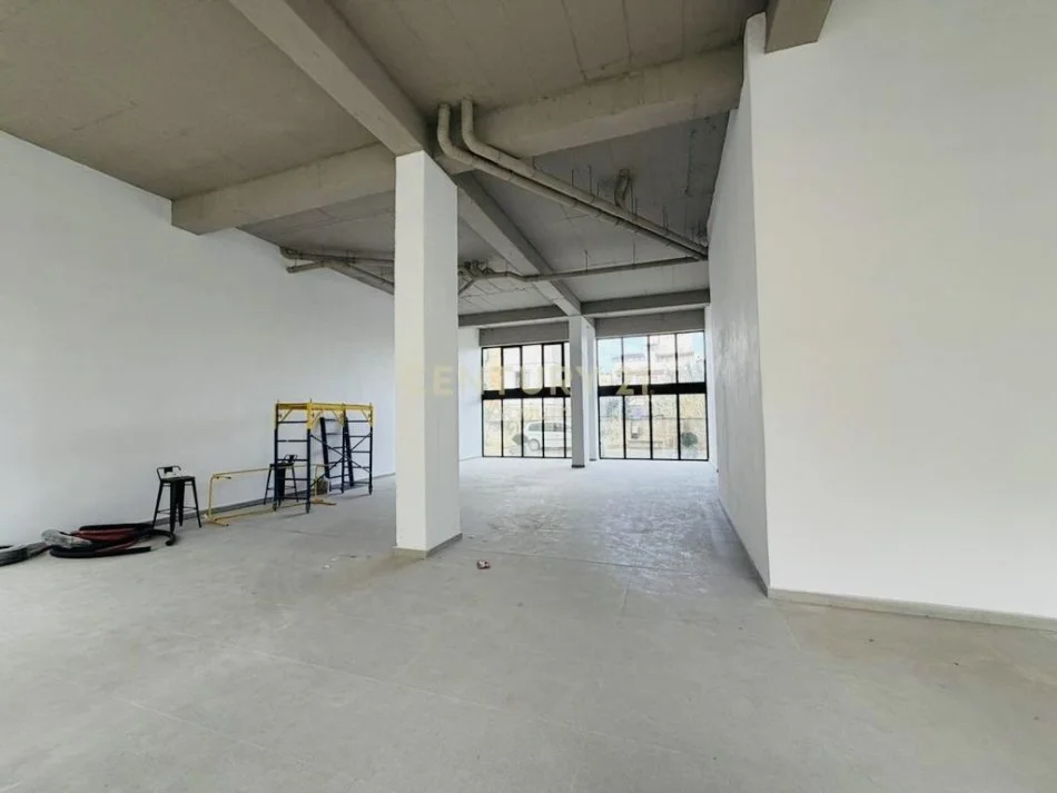 Tirane, jepet me qera ambjent biznesi Kati 0, 413 m² 4.500 € (Bryli)