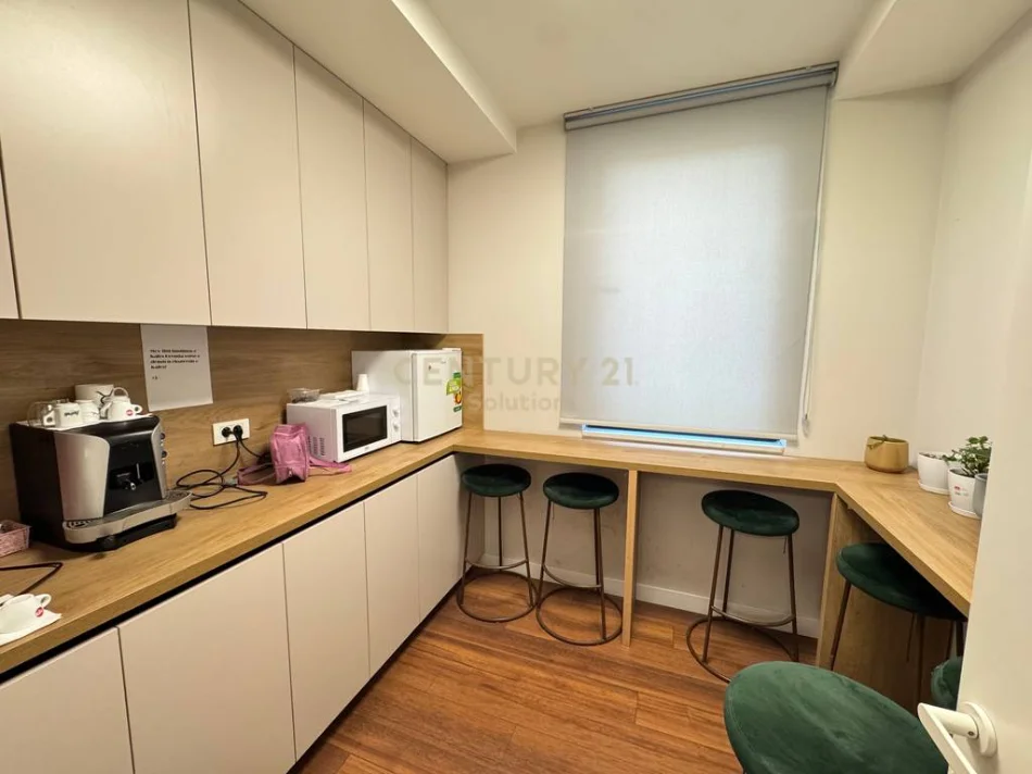 Tirane, jepet me qera ambjent biznesi Kati 1, 140 m² 1.800 € (Shallvaret)