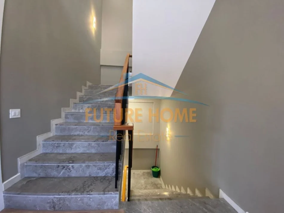 Tirane, shitet Vile 4+1+Ballkon Kati 2, 263 m² 780.000 € (Teg)