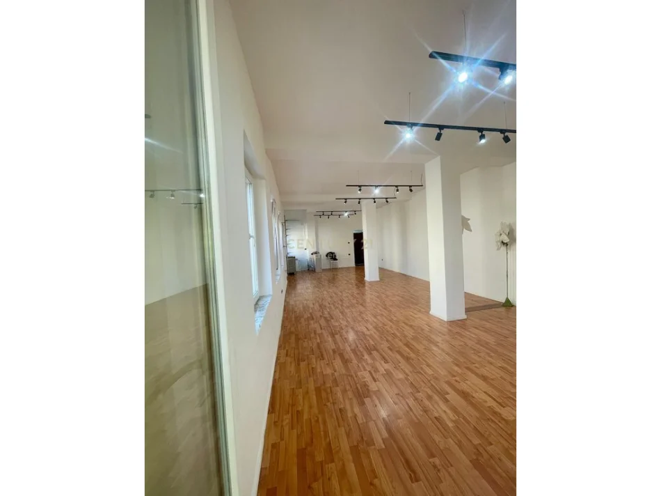 Tirane, jepet me qera ambjent biznesi Kati 3, 70 m² 800 € 