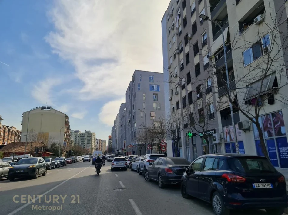 Tirane, jepet me qera ambjent biznesi Kati 1, 124 m² 2.480 € 