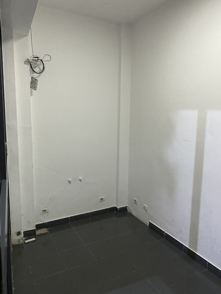 Tirane, jepet me qera ambjent biznesi Kati 0, 7 m² 211 € (Rruga e Durresit)