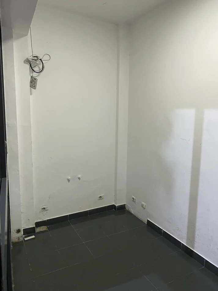 Tirane, jepet me qera ambjent biznesi Kati 0, 7 m² 211 € (Rruga e Durresit)
