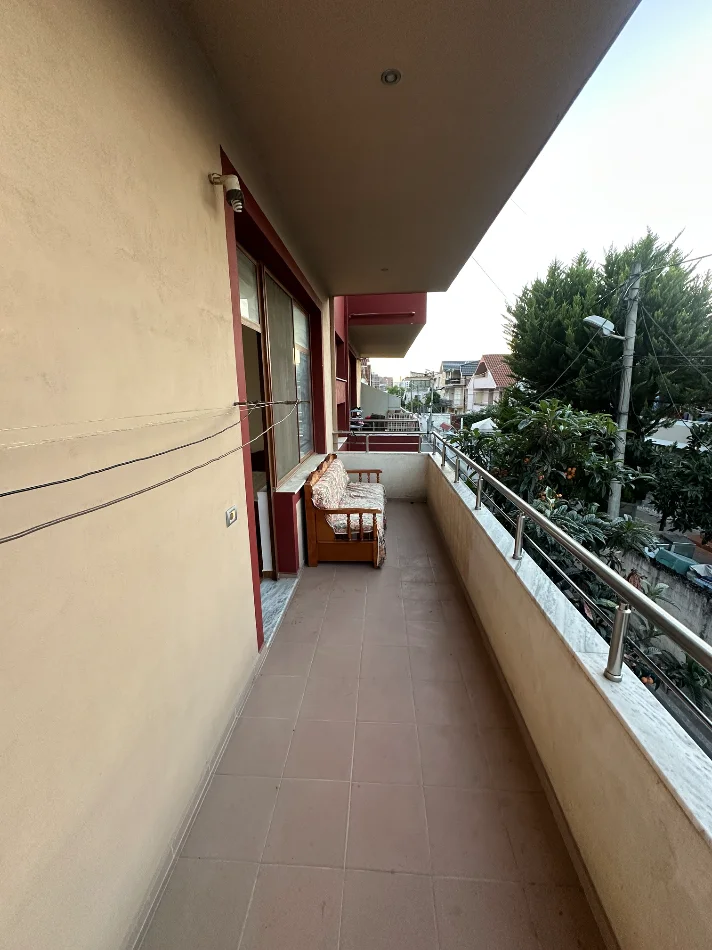 Tirane, jepet me qera garsonier 1+1 Kati 2, 40 m² 300 € (Rruga Havzi Nela, nd. 14 ngjitur me Bulevardin e Ri)
