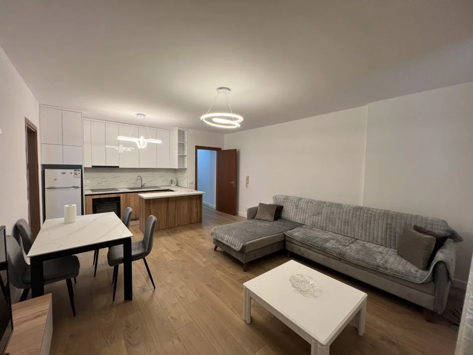 Tirane, jepet me qera apartament 2+1+Ballkon Kati 6, 100 m² 800 € (Rruga e Kavajes, Prane Delijorgjit)