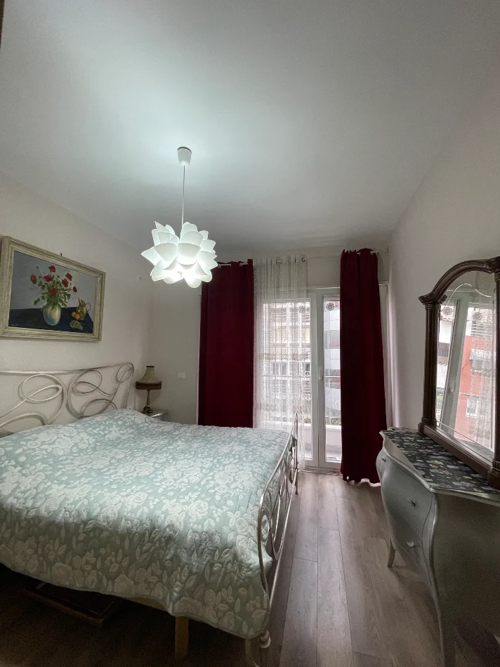 Tirane, jepet me qera apartament 2+1+Ballkon Kati 4, 80 m² 800 € (Rruga e kosovareve)