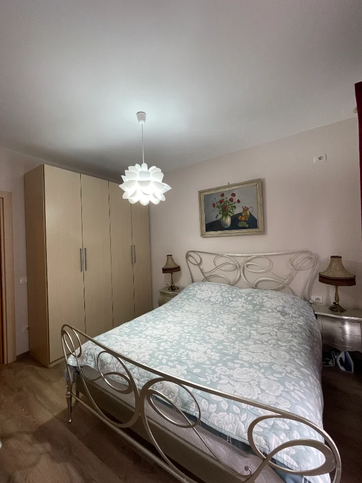 Tirane, jepet me qera apartament 2+1+Ballkon Kati 4, 80 m² 800 € (Rruga e kosovareve)