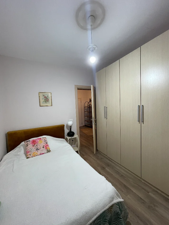 Tirane, jepet me qera apartament 2+1+Ballkon Kati 4, 80 m² 800 € (Rruga e kosovareve)