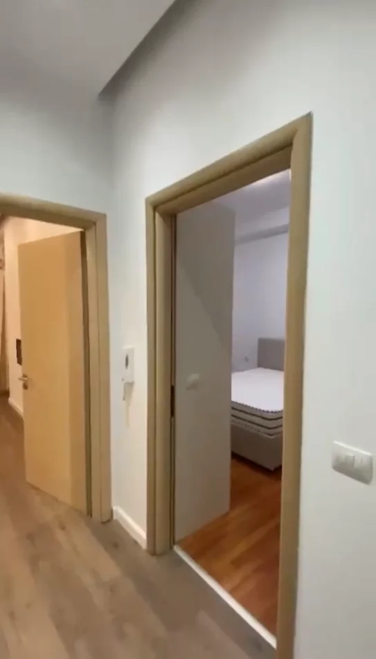 Tirane, jepet me qera apartament 1+1+Ballkon Kati 1, 90 m² 550 € (KOPSHTI BOTANIK)