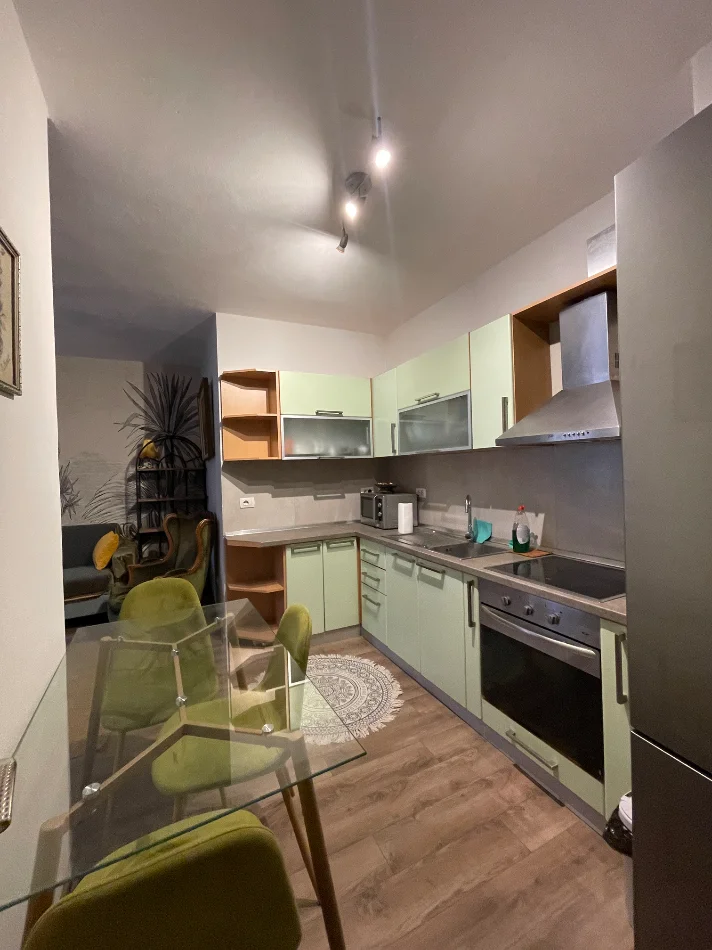 Tirane, jepet me qera apartament 2+1+Ballkon Kati 4, 80 m² 800 € (Rruga e kosovareve)