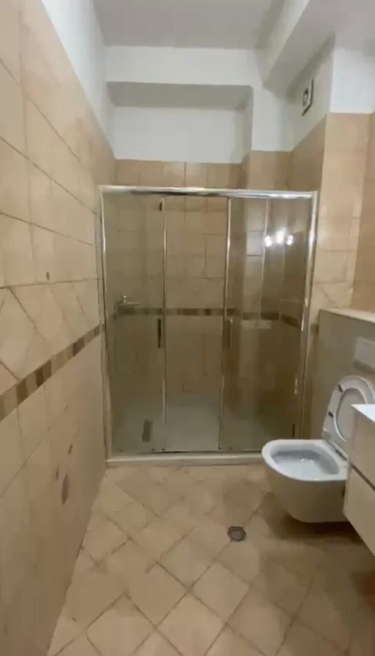 Tirane, jepet me qera apartament 1+1+Ballkon Kati 1, 90 m² 550 € (KOPSHTI BOTANIK)