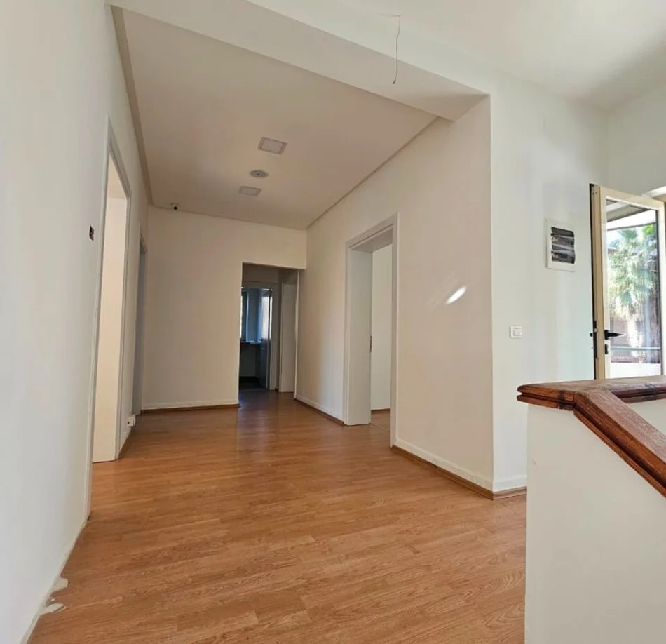 Tirane, jepet me qera ambjent biznesi Kati 2, 150 m² 1.500 € (Komuna e Parisit)