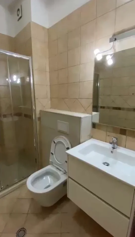 Tirane, jepet me qera apartament 1+1+Ballkon Kati 1, 90 m² 550 € (KOPSHTI BOTANIK)