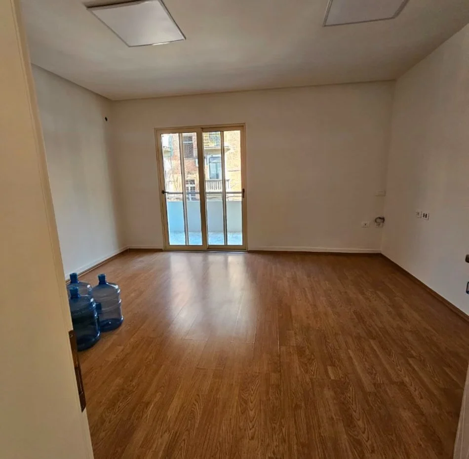 Tirane, jepet me qera ambjent biznesi Kati 2, 150 m² 1.500 € (Komuna e Parisit)