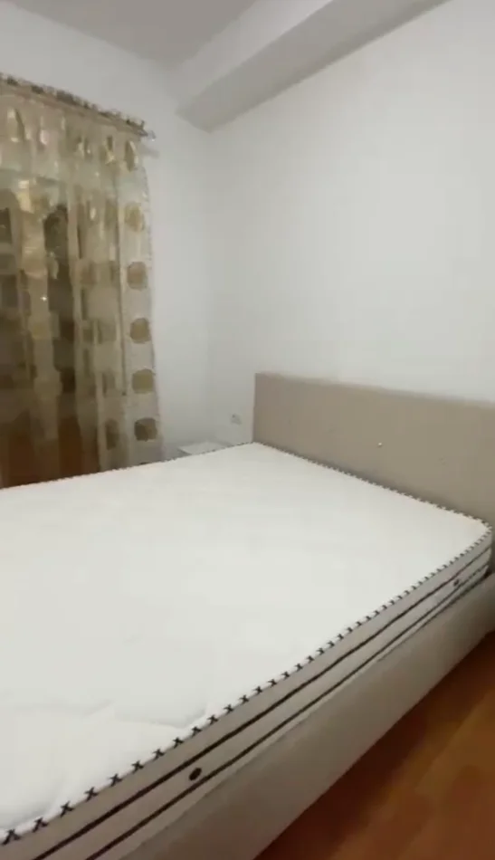 Tirane, jepet me qera apartament 1+1+Ballkon Kati 1, 90 m² 550 € (KOPSHTI BOTANIK)