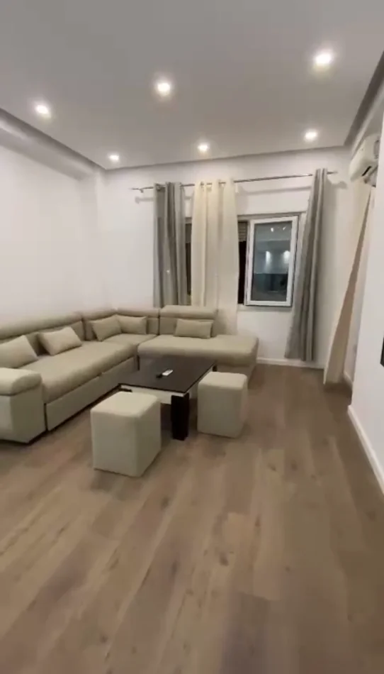 Tirane, jepet me qera apartament 1+1+Ballkon Kati 1, 90 m² 550 € (KOPSHTI BOTANIK)