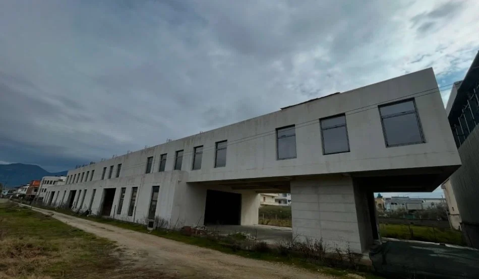 Tirane, jepet me qera ambjent biznesi Kati 2, 2.000 m² (Kamez)