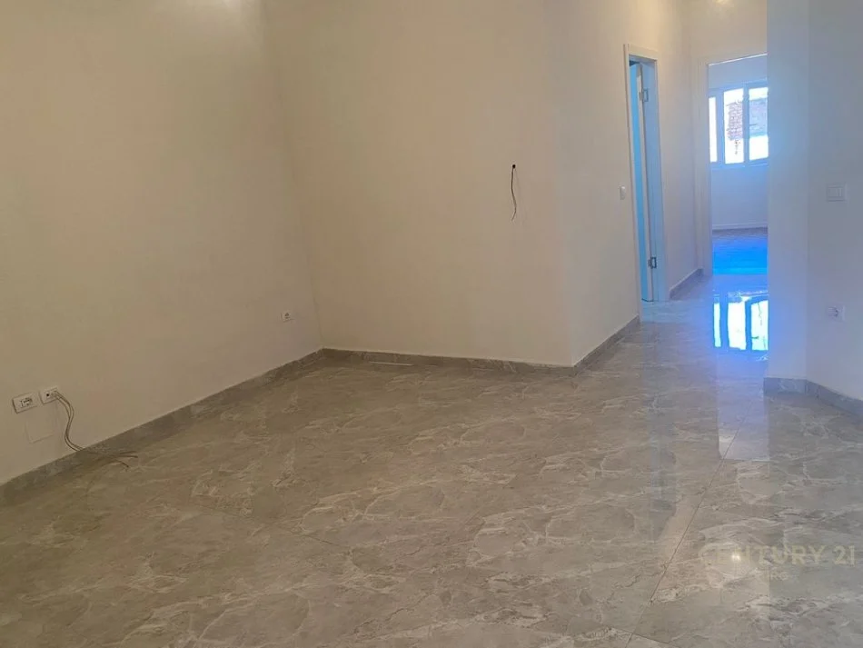 Tirane, jepet me qera zyre Kati 3, 97 m² 950 € (Rruga e Kavajes)