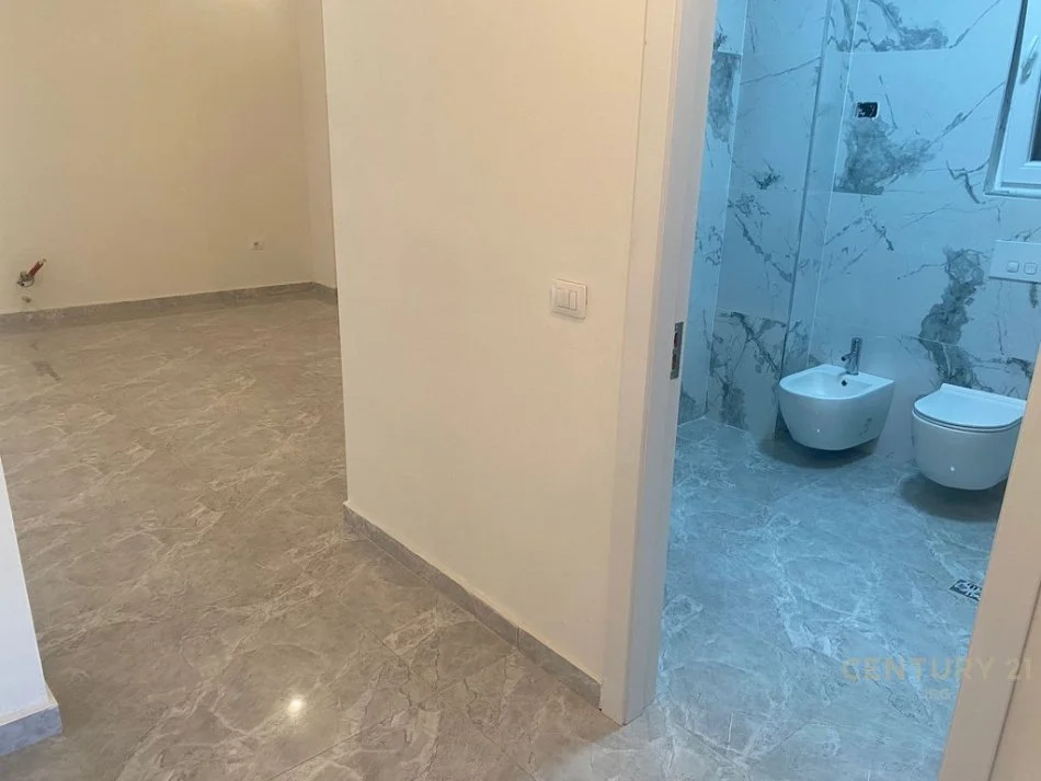 Tirane, jepet me qera zyre Kati 3, 97 m² 950 € (Rruga e Kavajes)