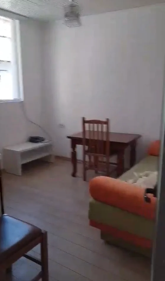Tirane, jepet me qera apartament 1+1 Kati 1, 70 m² 450 € (Vasil Shanto)