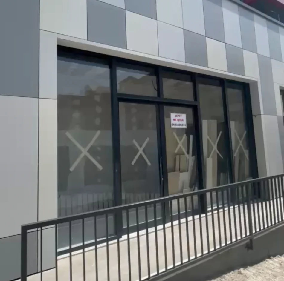 Tirane, jepet me qera dyqan Kati 0, 35 m² 600 € (Rruga Azem Galica)