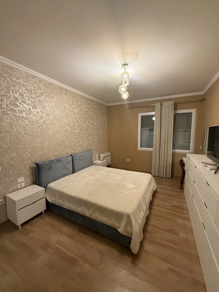 Tirane, jap me qera apartament 2+1+Ballkon Kati 1, 120 m² 900 € (Prane Spitalit Amerikan 3)