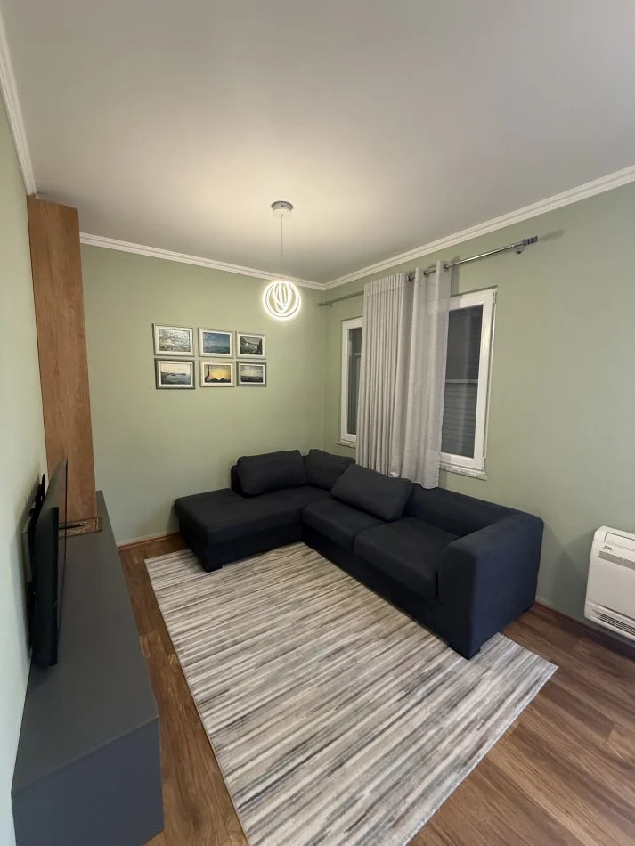 Tirane, jap me qera apartament 2+1+Ballkon Kati 1, 120 m² 900 € (Prane Spitalit Amerikan 3)