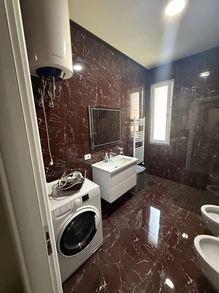 Tirane, jap me qera apartament 2+1+Ballkon Kati 1, 120 m² 900 € (Prane Spitalit Amerikan 3)