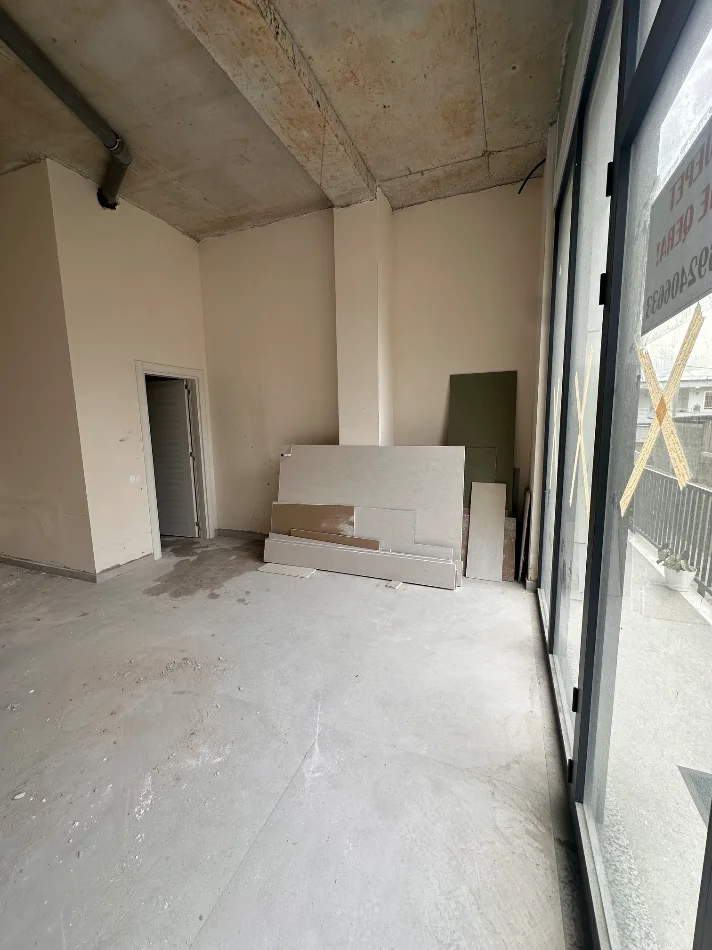 Tirane, jepet me qera dyqan Kati 0, 35 m² 600 € (Rruga Azem Galica)