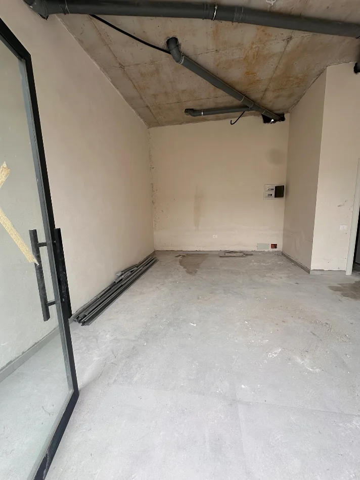 Tirane, jepet me qera dyqan Kati 0, 35 m² 600 € (Rruga Azem Galica)