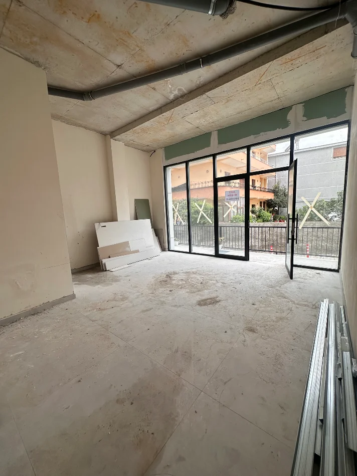 Tirane, jepet me qera dyqan Kati 0, 35 m² 600 € (Rruga Azem Galica)