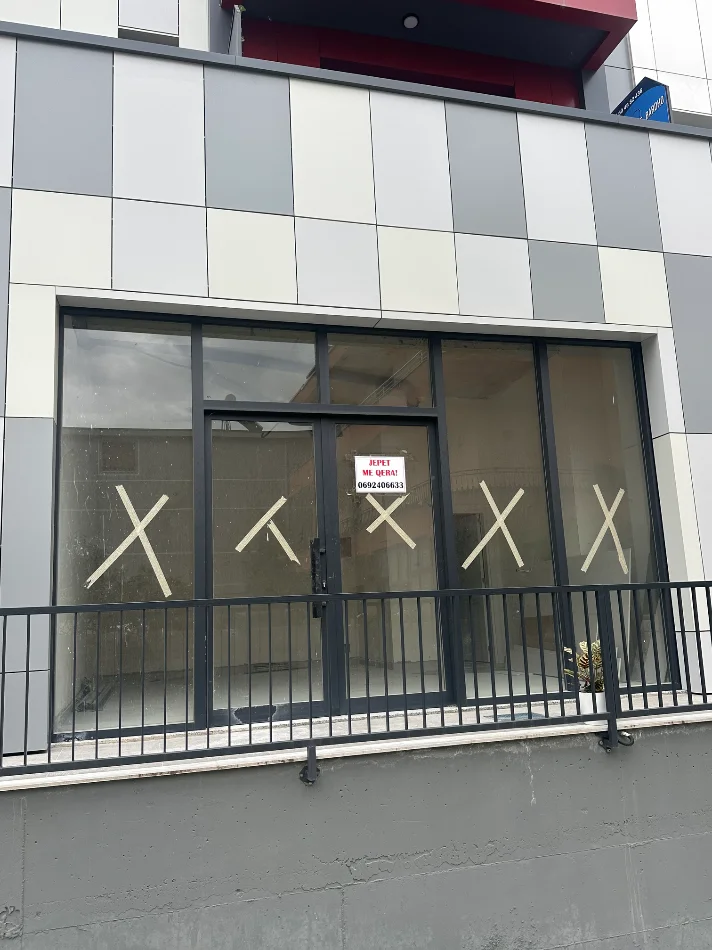 Tirane, jepet me qera dyqan Kati 0, 35 m² 600 € (Rruga Azem Galica)