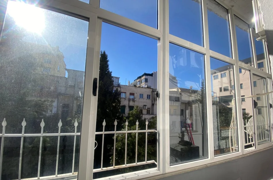 Tirane, jepet me qera ambjent biznesi Kati 3, 102 m² 780 € (Sheshi Willson 1000 E Muaj 2)