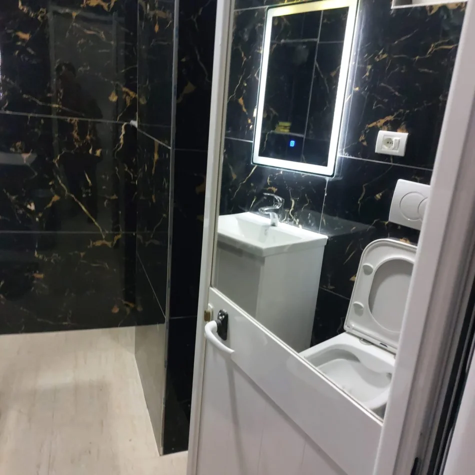 Tirane, jepet me qera apartament 1+1 Kati 1, 30 m² 250 € (Rruga Arben Broci)