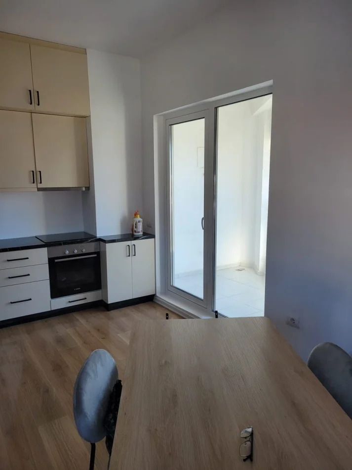 Tirane, jepet me qera apartament 1+1 Kati 6, 50 m² 350 € (Ali Demi)