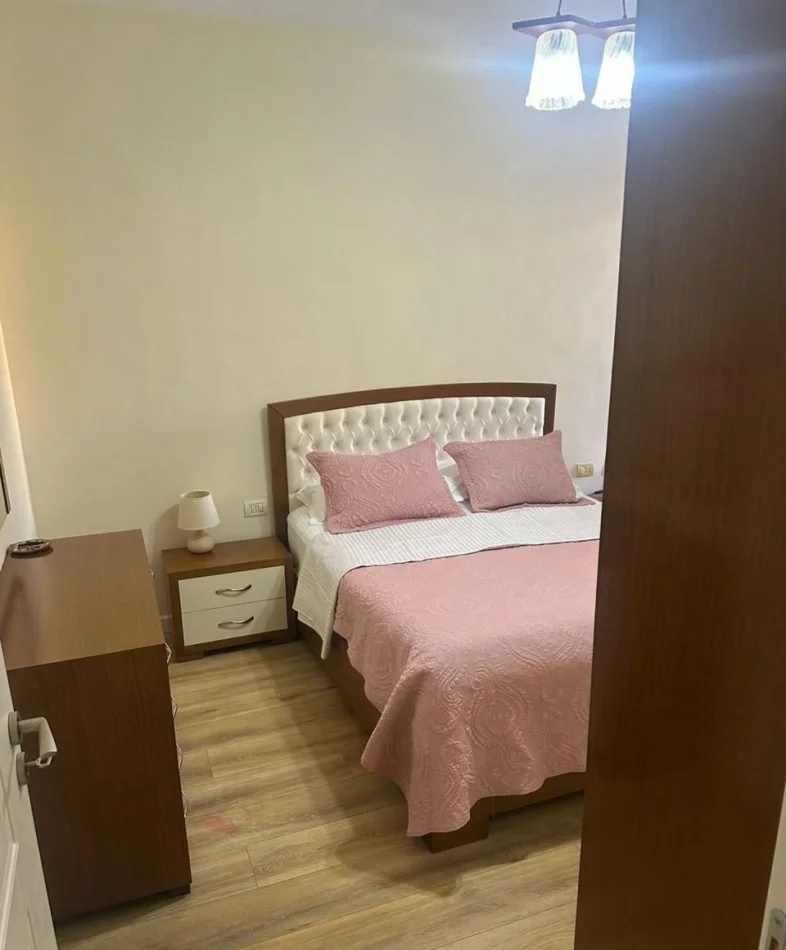 Tirane, jepet me qera apartament 2+1 Kati 4, 85 m² 700 € (Liqeni Artificial)