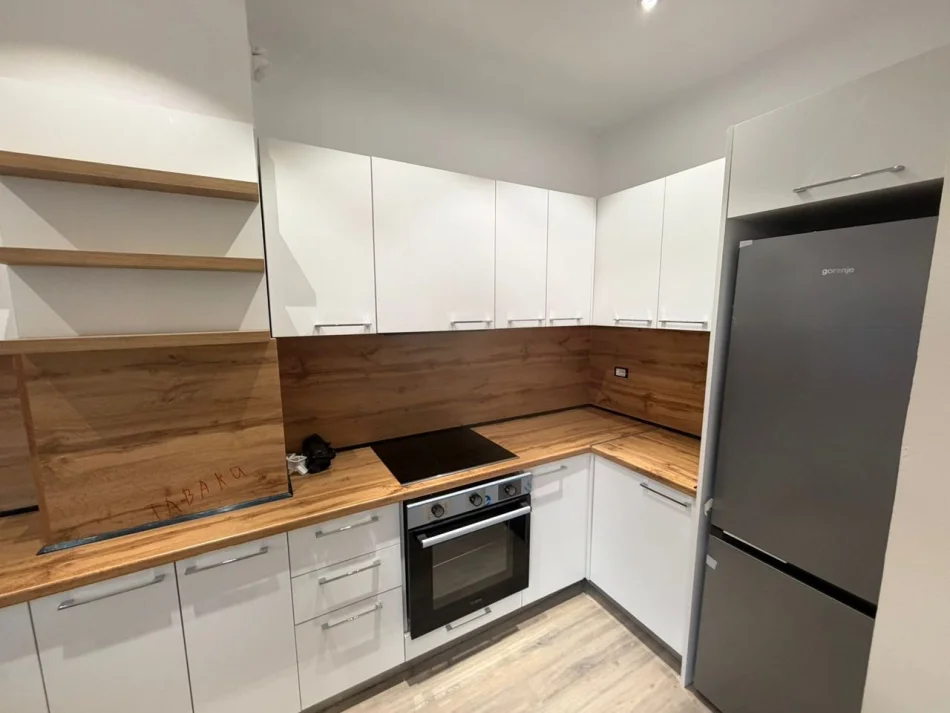 Tirane, jepet me qera apartament 3+1 Kati 6, 155 m² 1.400 € (Pazari I Ri)