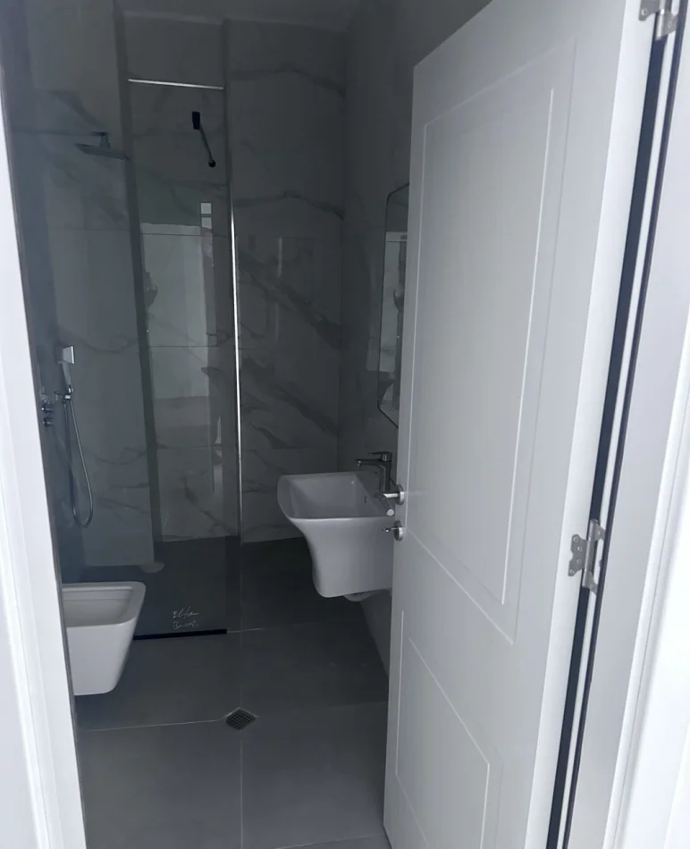 Tirane, jepet me qera ambjent biznesi Kati 1, 75 m² 500 € (Rruga 5 Maji)