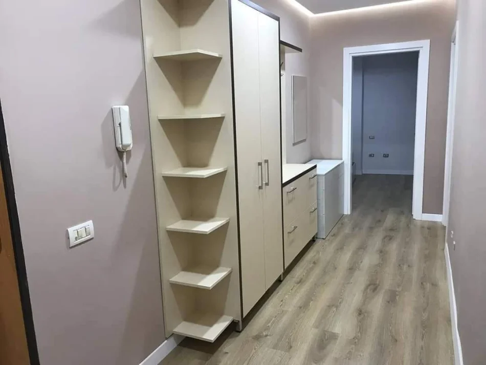 Tirane, jepet me qera apartament 1+1 Kati 2, 70 m² 700 € (Rruga Myslym Shyri)