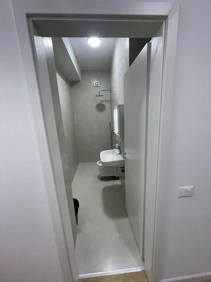 Tirane, jepet me qera apartament 1+1 Kati 9, 60 m² 380 € (Ali Demi)