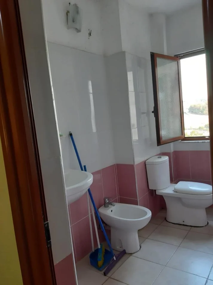 Tirane, jepet me qera apartament 1+1 Kati 4, 56 m² 350 € (Ali Demi)