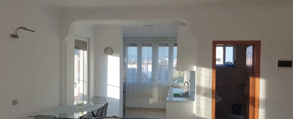 Tirane, jepet me qera apartament 1+1 Kati 5, 85 m² 420 € (Rruga Kongresi I Manastirit)