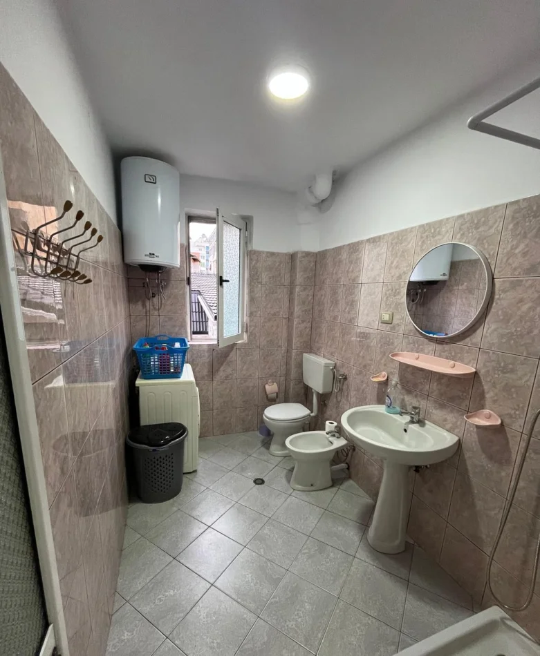 Tirane, jepet me qera apartament 2+1 Kati 4, 68 m² 750 € (Rruga Myslym Shyri)