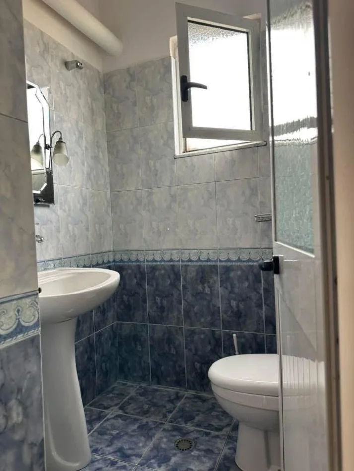 Tirane, jepet me qera apartament 3+1 Kati 5, 125 m² 700 € (Selvia)