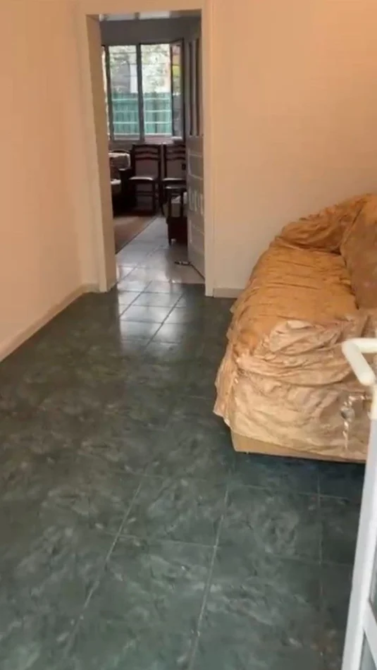 Tirane, jepet me qera apartament 1+1 Kati 1, 50 m² 300 € (Rruga 5 Maji)