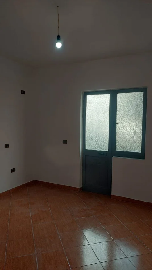 Tirane, jepet me qera apartament 2+1 Kati 1, 90 m² 450 € (Allias)